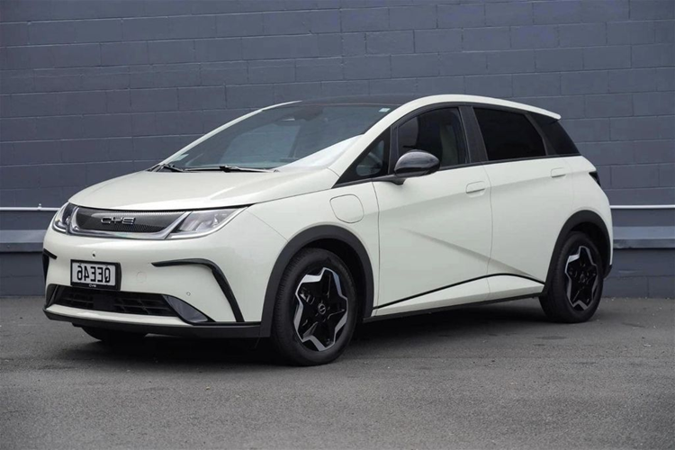 Dolphin là một trong những mẫu xe nằm trong dải sản phẩm Ocean của hãng BYD, lấy cảm hứng từ đại dương. Tên gọi “Dolphin” (cá heo) đã thể hiện sự lãng mạn và tình cảm mà hãng muốn gửi gắm vào mẫu ôtô điện này.