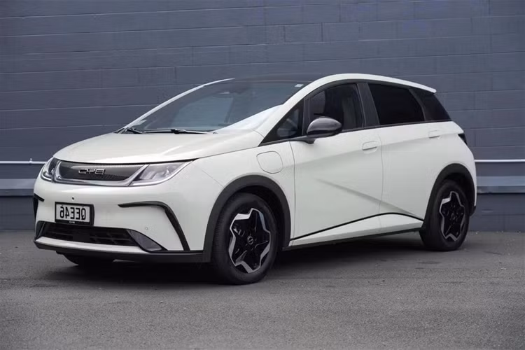 Dolphin là một trong những mẫu xe nằm trong dải sản phẩm Ocean của hãng BYD, lấy cảm hứng từ đại dương. Tên gọi “Dolphin” (cá heo) đã thể hiện sự lãng mạn và tình cảm mà hãng muốn gửi gắm vào mẫu ôtô điện này.