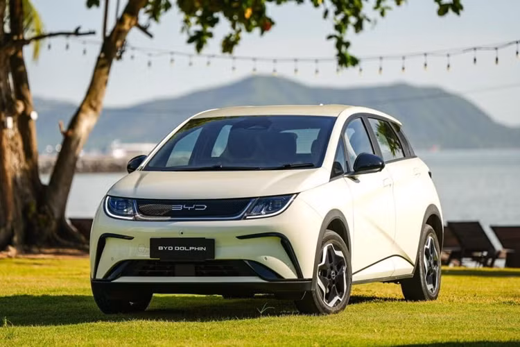 Tuy nhiên, BYD Dolphin chỉ có chức năng chỉnh cơ ở ghế lái và ghế phụ. Vô lăng cũng chỉnh cơ. Về an toàn, BYD Dolphin được trang bị 6 túi khí, hệ thống giám sát áp suất lốp, kiểm soát lực kéo TCS, EBD, camera 360 độ, kiểm soát hành trình thích ứng...