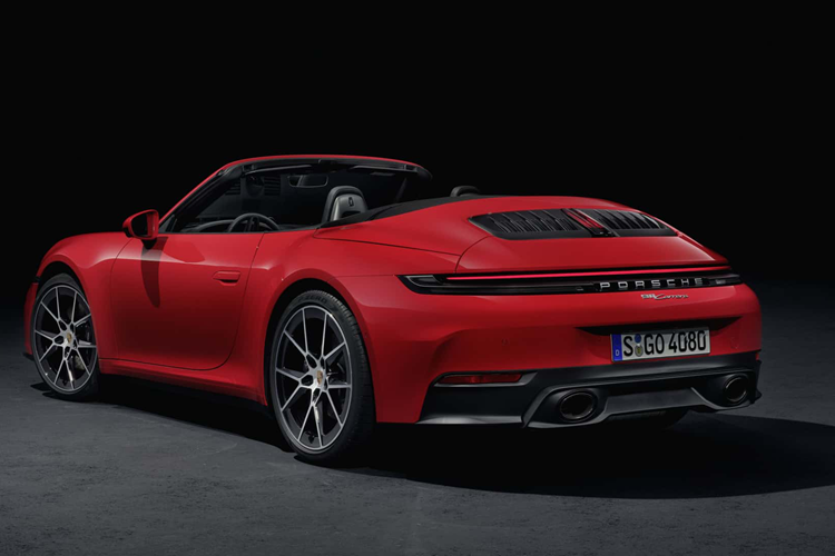 Có thể kể đến như: nút khởi động tương tự như trên xe điện Taycan; cụm đồng hồ lái kỹ thuật số hoàn toàn mới, màn hình thông tin giải trí 10,9 inch tích hợp sâu hơn với Apple Carplay có khả năng phát video khi đỗ xe; các tính năng hỗ trợ lái được điều khiển qua nút bấm vật lý, sạc không dây có tích hợp làm mát…