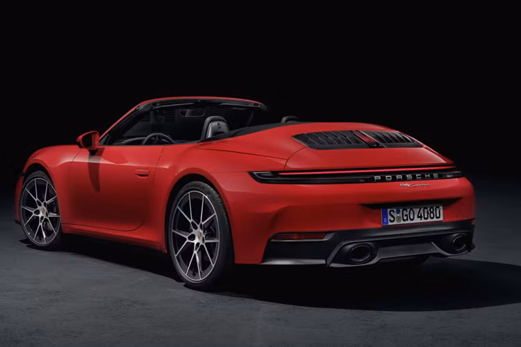 Có thể kể đến như: nút khởi động tương tự như trên xe điện Taycan; cụm đồng hồ lái kỹ thuật số hoàn toàn mới, màn hình thông tin giải trí 10,9 inch tích hợp sâu hơn với Apple Carplay có khả năng phát video khi đỗ xe; các tính năng hỗ trợ lái được điều khiển qua nút bấm vật lý, sạc không dây có tích hợp làm mát…