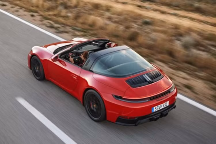 Trong khi đó, phiên bản 911 tiêu chuẩn có thể đạt tốc độ từ 0-100 km/h trong trong 3,9 giây, tốc độ tối đa của xe đạt 294 km/h. Porsche 911 Carrera GTS 2025 còn được trang bị hệ thống đánh lái trục sau (rear-axle steering).