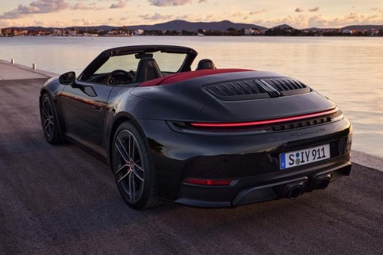 Khách hàng cũng có thể bổ sung gói trang bị Aerokit bao gồm cánh lướt gió phía trước Porsche Sport Design, ốp sườn và cánh gió cố định phía sau. Về nội thất, khoang cabin của xe cũng có một số thay đổi nhỏ.