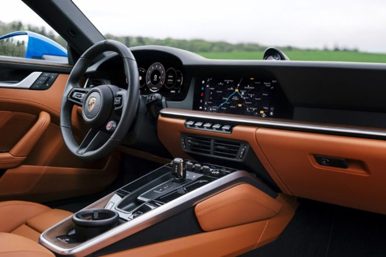 Porsche 911 Carrera 2025 tiêu chuẩn được trang bị bánh trước 19 inch và bánh sau 20/21 inch. Hãng xe Đức cũng cung cấp tùy chọn bánh xe nâng cấp loại 911 Carrera Exclusive Design có cánh gió bằng sợi carbon giúp giảm lực cản ở tốc độ cao.