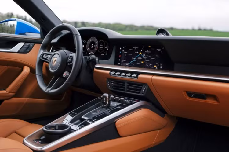 Porsche 911 Carrera 2025 tiêu chuẩn được trang bị bánh trước 19 inch và bánh sau 20/21 inch. Hãng xe Đức cũng cung cấp tùy chọn bánh xe nâng cấp loại 911 Carrera Exclusive Design có cánh gió bằng sợi carbon giúp giảm lực cản ở tốc độ cao.