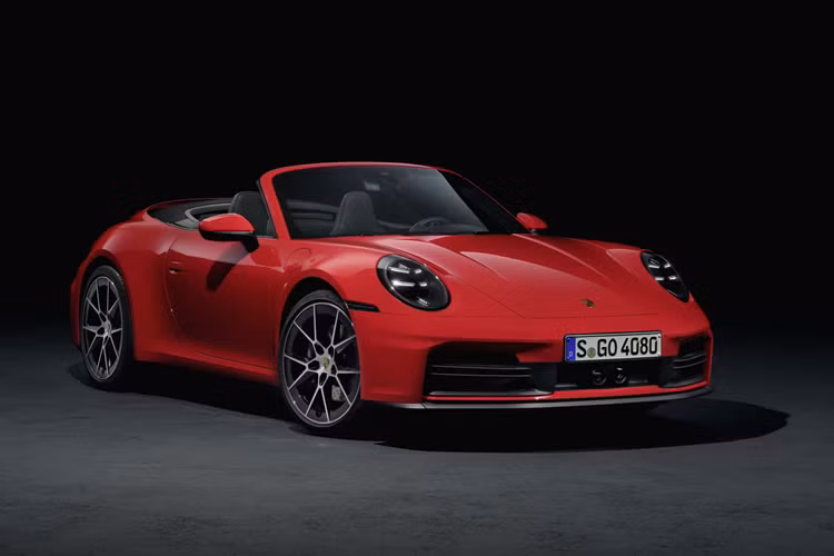 Mức giá xe Porsche 911 2025 bán ra với nhiều phiên bản, thấp nhất là 911 Carrera Coupe là 122.095 USD (3,1 tỷ VNĐ), cao nhất là 186.000 USD (4,73 tỷ VNĐ) cho 4 GTS Cabriolet và Targa 4 GTS.