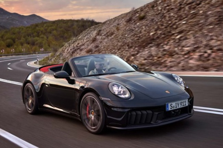 Hãng xe cũng loại bỏ thiết lập tăng áp kép cũ để thay bằng một bộ tăng áp điện, qua đó giảm thiểu độ trễ đồng thời tận dụng năng lượng từ khí thải để sạc pin 1,9 kWh, 400V đặt trong cốp xe. Với hệ truyền động nâng cấp, Porsche 911 Carrera GTS 2025 có thể tăng tốc từ 0-100 km/h chỉ trong 2,9 giây trước khi đạt tốc độ tối đa là 312 km/h.