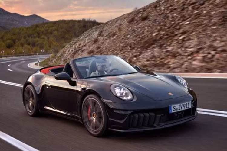 Hãng xe cũng loại bỏ thiết lập tăng áp kép cũ để thay bằng một bộ tăng áp điện, qua đó giảm thiểu độ trễ đồng thời tận dụng năng lượng từ khí thải để sạc pin 1,9 kWh, 400V đặt trong cốp xe. Với hệ truyền động nâng cấp, Porsche 911 Carrera GTS 2025 có thể tăng tốc từ 0-100 km/h chỉ trong 2,9 giây trước khi đạt tốc độ tối đa là 312 km/h.