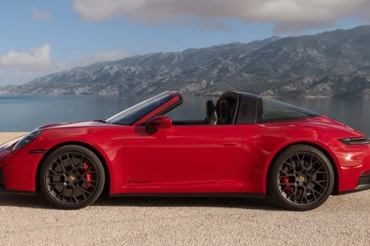 Khách hàng có thể tùy chọn trang bị hệ thống kiểm soát khung gầm chủ động (Porsche Dynamic Chassis Control - PDCC), giúp thân xe ổn định khi vào cua. Phiên bản GTS sử dụng hệ thống treo thể thao, thấp hơn 10 mm so với Carrera tiêu chuẩn. Về thiết kế, nhìn chung ngoại hình của 911 Carrera GTS hybrid không khác nhiều so với bản thường.