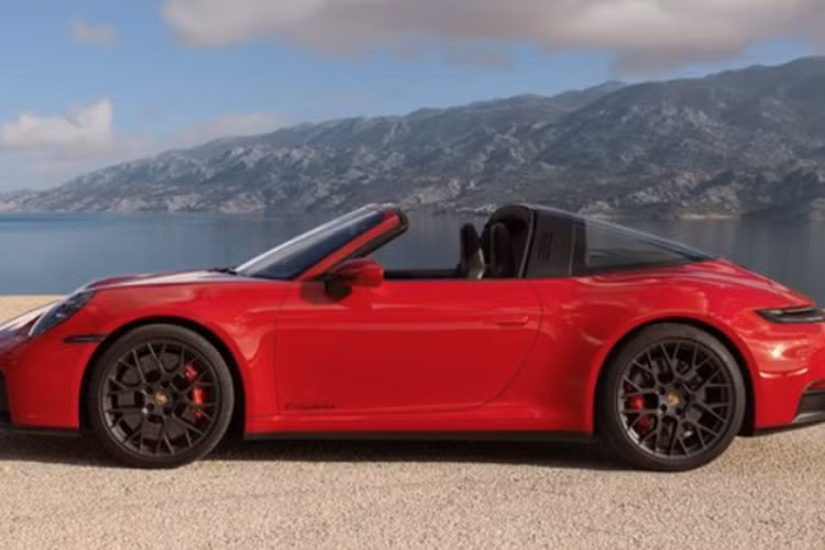 Khách hàng có thể tùy chọn trang bị hệ thống kiểm soát khung gầm chủ động (Porsche Dynamic Chassis Control - PDCC), giúp thân xe ổn định khi vào cua. Phiên bản GTS sử dụng hệ thống treo thể thao, thấp hơn 10 mm so với Carrera tiêu chuẩn. Về thiết kế, nhìn chung ngoại hình của 911 Carrera GTS hybrid không khác nhiều so với bản thường.