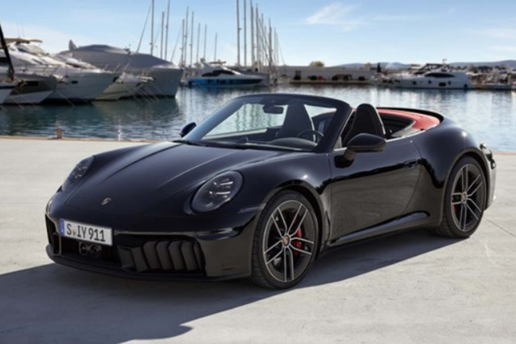 Xe chỉ được tinh chỉnh một chút để tạo điểm nhấn cũng như để phân biệt giữa các phiên bản. 911 Carrera GTS hybrid được trang bị cụm đèn pha LED ma trận mới, tích hợp các chức năng chiếu sáng bao gồm đèn chạy ban ngày, đèn sương mù.