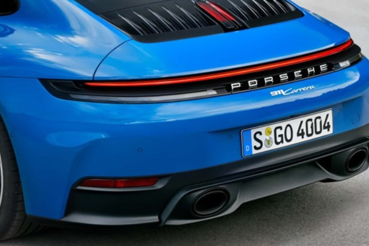 Khu vực dải đèn chạy ban ngày trên cản trước giờ đây đã được thay bằng các khe lấy gió làm mát, có thể mở ra hoặc đóng lại tùy vào tình trạng hoạt động của động cơ. Phía đuôi xe vẫn là cụm đèn hậu kéo dài, tích hợp logo Porsche. Cản sau cũng được đặt lại ở vị trí cao hơn.