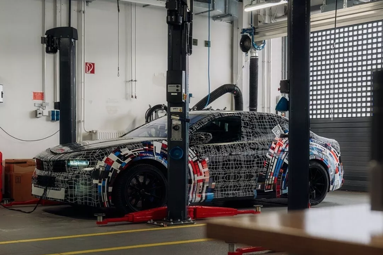 Có tin đồn cho rằng mẫu xe này có thể có công suất hơn 1.000 mã lực cũng như mô-men xoắn vector tiên tiến và thậm chí là khả năng quay đầu xe.