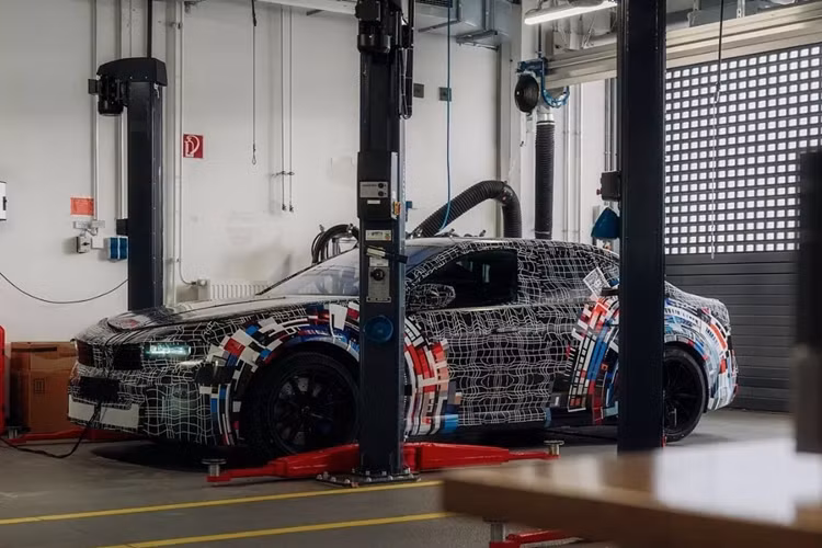 Có tin đồn cho rằng mẫu xe này có thể có công suất hơn 1.000 mã lực cũng như mô-men xoắn vector tiên tiến và thậm chí là khả năng quay đầu xe.