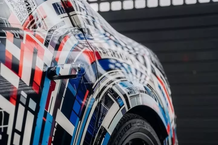 Tuy nhiên, nguyên mẫu M có diện mạo dữ dằn hơn vì có vẻ như có rãnh rộng hơn cũng như bánh xe nhẹ được bọc trong cao su hiệu suất cao. Chiếc xe cũng có gầm thấp và có thể sẽ được trang bị hệ thống treo thể thao hơn.