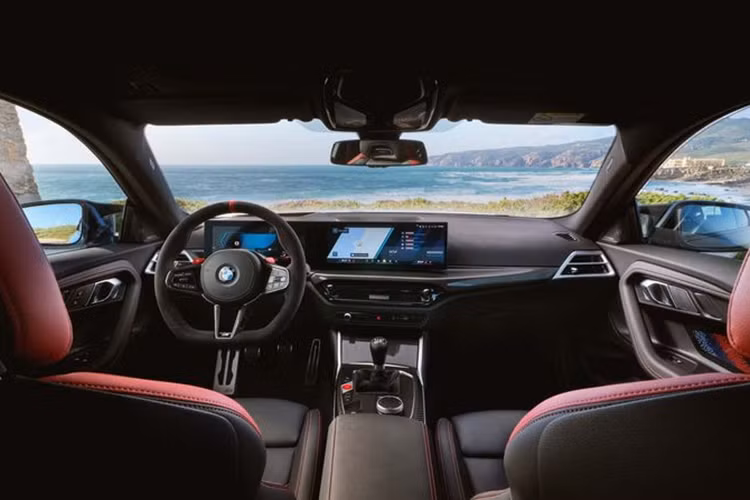 Trước đây, tùy chọn này chỉ được cung cấp trên các phiên bản cao cấp của M3 và M4. Ở bên trong, xe được trang bị hệ thống thông tin giải trí iDrive 8.5, vô lăng vát đáy và ghế ngồi thể thao phối màu đen đỏ.