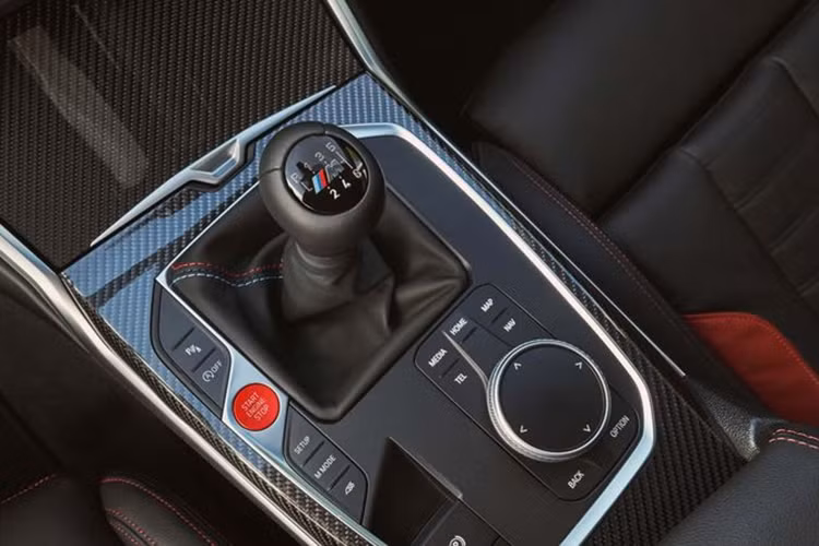 Bảng điều khiển trung tâm ốp carbon được tách ra thành một tùy chọn độc lập, thay vì nằm trong gói nâng cấp Carbon Fiber như trước.