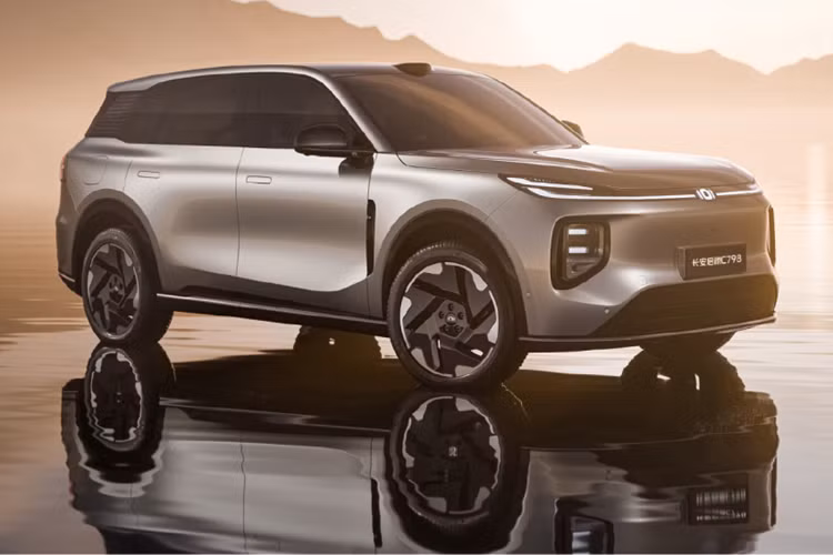 Nhìn kỹ hơn vào bên ngoài SUV điện Changan Nevo C798, mặt trước khép kín được trang bị dải đèn LED chạy ngang, tạo hiệu ứng hình ảnh nhiều lớp với đèn pha thanh mảnh. Logo thương hiệu Nevo phát sáng nằm ở giữa và nắp capo phía trước được trang trí bằng các đường gân.