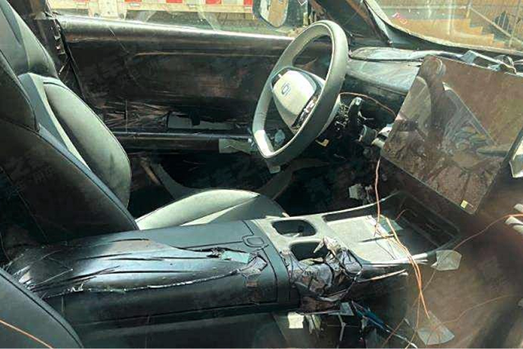 Ngoài ra, mui xe có lidar kính chắn gió, cho biết Nevo C798 sẽ được trang bị các chức năng hỗ trợ lái xe tiên tiến. Ở phía sau, Nevo C798 sử dụng đèn hậu dạng xuyên suốt và hình dạng nhiều lớp ở cả hai bên, giúp xe dễ nhận biết. Nhìn từ bên hông, thân xe có thiết kế mái nổi và tay nắm cửa ẩn phổ biến.