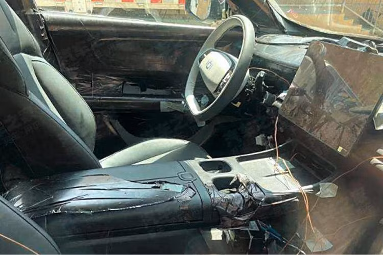 Ngoài ra, mui xe có lidar kính chắn gió, cho biết Nevo C798 sẽ được trang bị các chức năng hỗ trợ lái xe tiên tiến. Ở phía sau, Nevo C798 sử dụng đèn hậu dạng xuyên suốt và hình dạng nhiều lớp ở cả hai bên, giúp xe dễ nhận biết. Nhìn từ bên hông, thân xe có thiết kế mái nổi và tay nắm cửa ẩn phổ biến.