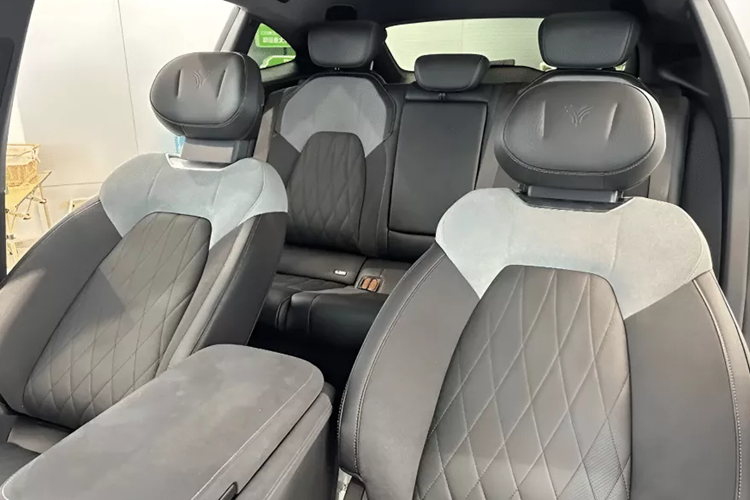 Vật liệu da lộn trên bảng điều khiển và tay vịn trung tâm làm tăng cảm giác cao cấp, trong khi vật liệu giống sợi carbon trên bảng điều khiển tạo thêm nét thể thao. Ngoài ra, Neta S wagon còn có tủ lạnh ô tô thông minh 6,6 lít, lý tưởng cho những chuyến đi dài.