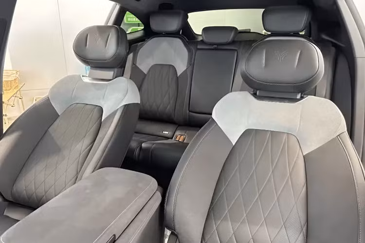 Vật liệu da lộn trên bảng điều khiển và tay vịn trung tâm làm tăng cảm giác cao cấp, trong khi vật liệu giống sợi carbon trên bảng điều khiển tạo thêm nét thể thao. Ngoài ra, Neta S wagon còn có tủ lạnh ô tô thông minh 6,6 lít, lý tưởng cho những chuyến đi dài.