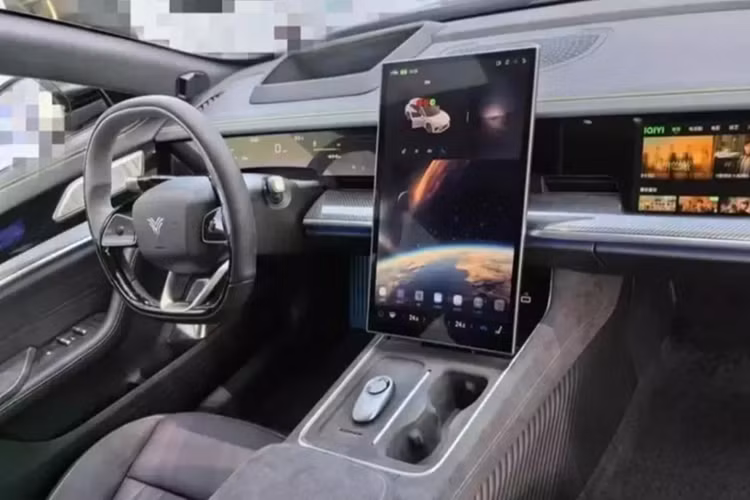 Neta S wagon tự hào có bố cục hai hộp với đường mái dốc bóng bẩy ở trụ C, tăng cường vẻ ngoài năng động và phong cách. Xe có vành rỗng hình cánh hoa độc đáo, tay nắm cửa ẩn, cửa không khung, cánh gió đuôi vịt và đèn hậu trải dài hết đuôi xe, mang đến cho xe vẻ ngoài thể thao đặc biệt.