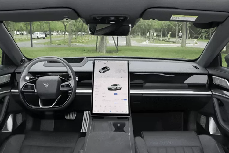 Nội thất của xe Neta S wagon là hiện thân của sự sang trọng và công nghệ. Nó phản ánh phiên bản sedan với bảng điều khiển LCD toàn chiều dài, màn hình điều khiển trung tâm lớn theo chiều dọc và cần số điện tử.