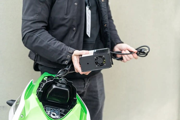 Động cơ này có công suất cực đại lên tới 9kW (12,1 mã lực) và mô-men xoắn 40,5Nm, được cung cấp năng lượng bởi 2 khối pin lithium-ion có thể tháo rời (mỗi pin nặng 11,5kg), được mắc song song.