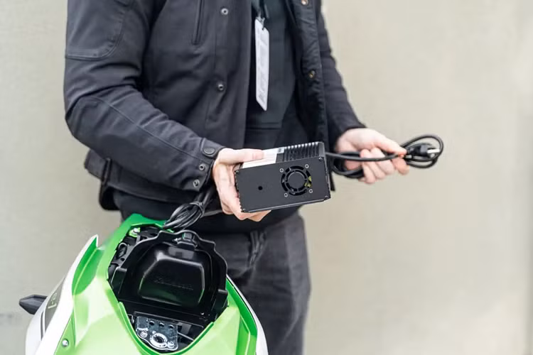 Động cơ này có công suất cực đại lên tới 9kW (12,1 mã lực) và mô-men xoắn 40,5Nm, được cung cấp năng lượng bởi 2 khối pin lithium-ion có thể tháo rời (mỗi pin nặng 11,5kg), được mắc song song.