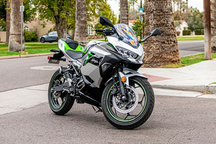 Kawasaki Ninja e-1 chạy điện được phát triển dựa trên khung gầm của Ninja 400. Mẫu môtô chạy điện này giữ lại khung thép và gắp sau như nguyên mẫu.