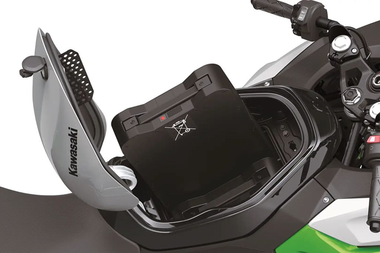 Theo chia sẻ của hãng, cách mắc song song của pin sẽ mang tới lợi thế sử dụng sạc hiệu quả hơn so với cách mắc nối tiếp. Mỗi khối pin có dung lượng 30Ah và điện áp 50,4V, năng lượng tối đa có thể lưu trữ trong một cặp pin là 3.024kWh.