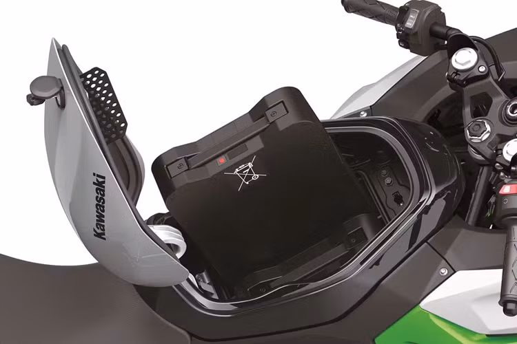 Theo chia sẻ của hãng, cách mắc song song của pin sẽ mang tới lợi thế sử dụng sạc hiệu quả hơn so với cách mắc nối tiếp. Mỗi khối pin có dung lượng 30Ah và điện áp 50,4V, năng lượng tối đa có thể lưu trữ trong một cặp pin là 3.024kWh.