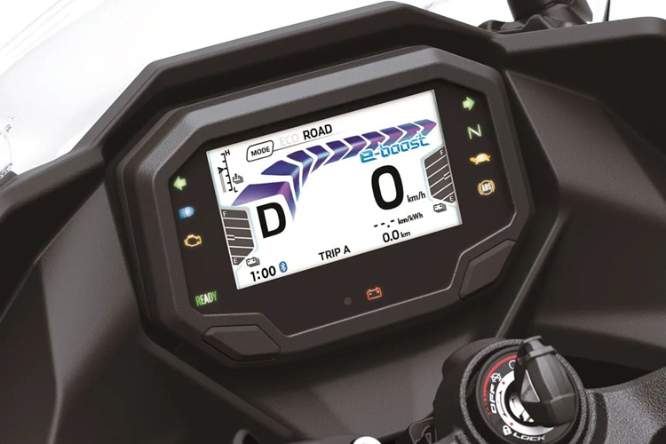 Để sạc điện cho xe, có 2 cách thức đó là tháo pin mang đi sạc hoặc sử dụng ổ cắm dưới yên xe để sạc trực tiếp. Trên khối pin lithium-ion sẽ có đèn báo sạc và hai khối pin được lắp đặt đối xứng để có thể dễ dàng tháo lắp.