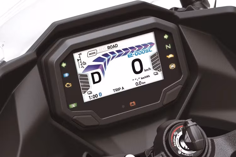 Để sạc điện cho xe, có 2 cách thức đó là tháo pin mang đi sạc hoặc sử dụng ổ cắm dưới yên xe để sạc trực tiếp. Trên khối pin lithium-ion sẽ có đèn báo sạc và hai khối pin được lắp đặt đối xứng để có thể dễ dàng tháo lắp.