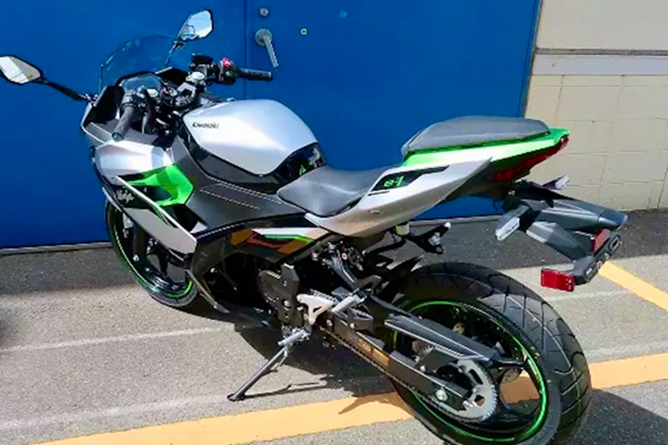 Về trang bị an toàn, Kawasaki Ninja e-1 có phanh đĩa đơn ở cả hai bánh và phanh ABS hai kênh, đi cùng cặp vành đúc 17 inch.
