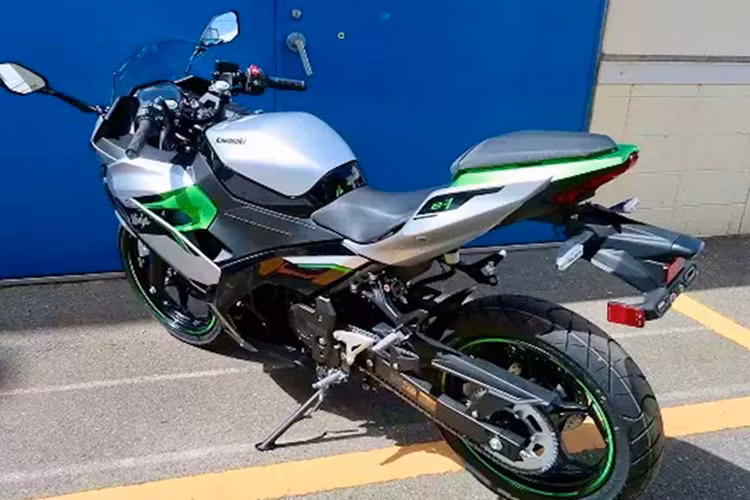 Về trang bị an toàn, Kawasaki Ninja e-1 có phanh đĩa đơn ở cả hai bánh và phanh ABS hai kênh, đi cùng cặp vành đúc 17 inch.