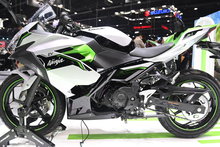 Không chỉ gây ấn tượng về hiệu suất Kawasaki Ninja e-1 còn được trang bị nhiều công nghệ hiện đại như: màn hình TFT 4.3 inch, tích hợp Bluetooth. Chủ xe có thể dễ dàng kết nối điện thoại với xe để điều chỉnh cài đặt và giám sát hiệu suất.