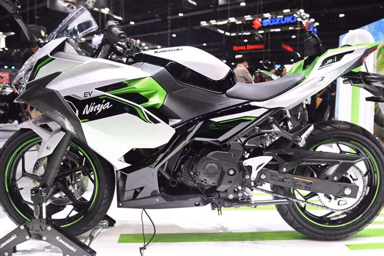 Không chỉ gây ấn tượng về hiệu suất Kawasaki Ninja e-1 còn được trang bị nhiều công nghệ hiện đại như: màn hình TFT 4.3 inch, tích hợp Bluetooth. Chủ xe có thể dễ dàng kết nối điện thoại với xe để điều chỉnh cài đặt và giám sát hiệu suất.