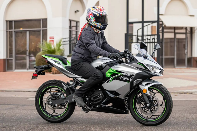 Thiết kế tổng thể được giữ nguyên, hãng mô tô Nhật Bản chỉ thay động cơ đốt bằng hệ truyền động điện. Theo đó, Kawasaki Ninja e-1 dùng động cơ điện 5 kW.