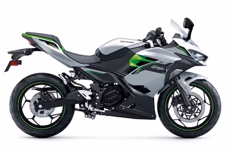 Thời gian sạc cho mỗi khối pin khoảng 3,7 giờ cho một lần sạc đầy và từ 20-85% pin mất 1,6 giờ. Ngoài ra, trên xe cũng trang bị hệ thống phanh tái tạo để cung cấp lại năng lượng cho pin. Kawasaki Ninja e-1 có 2 chế độ lái là Eco và Road. Xe sở hữu nút tăng tốc giúp tạm thời tăng công suất và tốc độ tối đa.