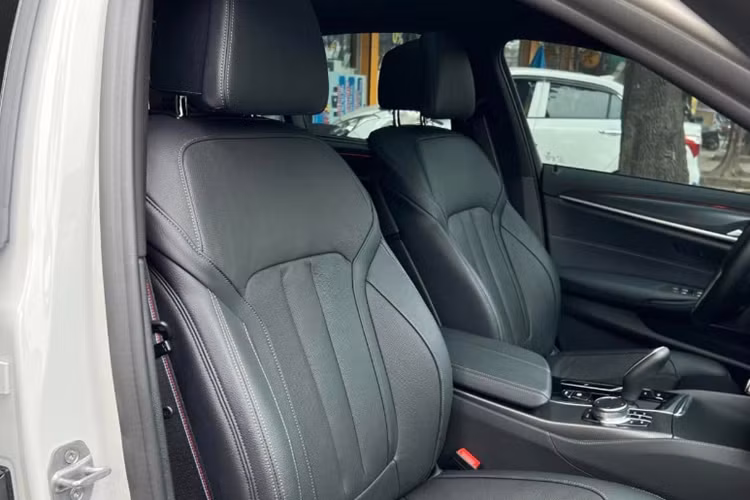 Phần đầu xe vẫn gây ấn tượng với lưới tản nhiệt hình quả thận đặc trưng có đường viền mạ crôm sáng bóng. Gói trang bị ngoại thất M Sport mang đến cho BMW 530i M Sport cái nhìn khỏe khoắn, cứng cáp hơn ở đầu và đuôi xe với đèn chiếu sáng laser và đèn định vị LED chữ L bắt mắt.