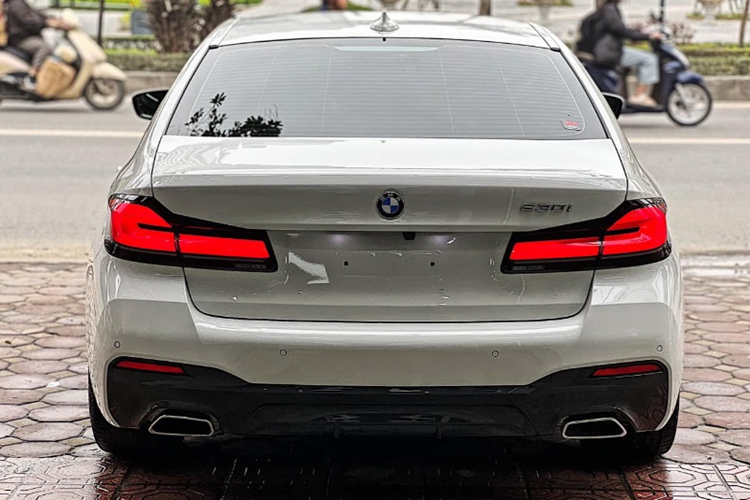 Cung cấp sức mạnh cho BMW 530i M Sport là động cơ xăng I4 2.0L tăng áp cho công suất 252 mã lực và mô-men xoắn 350 Nm. Động cơ đi cùng hộp số tự động 8 cấp Steptronic và hệ dẫn động cầu sau.