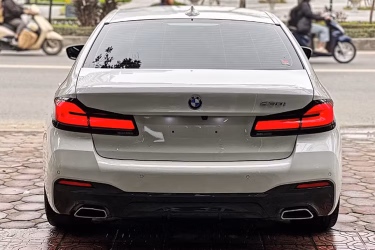 Cung cấp sức mạnh cho BMW 530i M Sport là động cơ xăng I4 2.0L tăng áp cho công suất 252 mã lực và mô-men xoắn 350 Nm. Động cơ đi cùng hộp số tự động 8 cấp Steptronic và hệ dẫn động cầu sau.