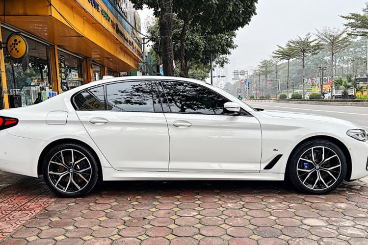 Về nội thất, BMW 530i M Sport có khoang cabin rộng rãi, thoải mái và đa dạng các trang bị tiện ích. Trên táp-lô là bảng đồng hồ kỹ thuật số và màn hình cảm ứng trung tâm đều có kích thước 12,3 inch.