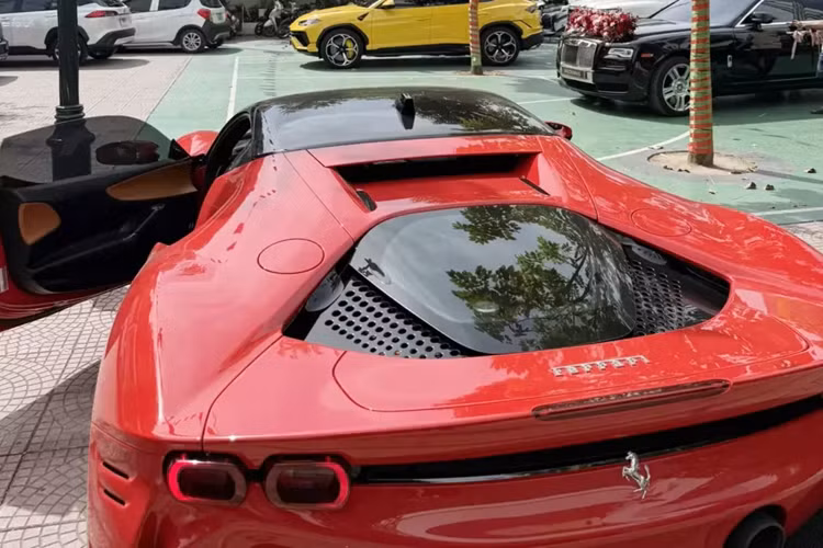 Siêu xe hybrid Ferrari SF90 Stradale này về nước cách đây hơn 3 năm, nhưng 1 năm sau mới ra được biển số, xe được nhập khẩu không chính hãng và thuộc bản tiêu chuẩn, bộ áo của xe là màu đỏ Rosso Corsa đi cùng các chi tiết sơn đen và bộ mâm màu bạc.