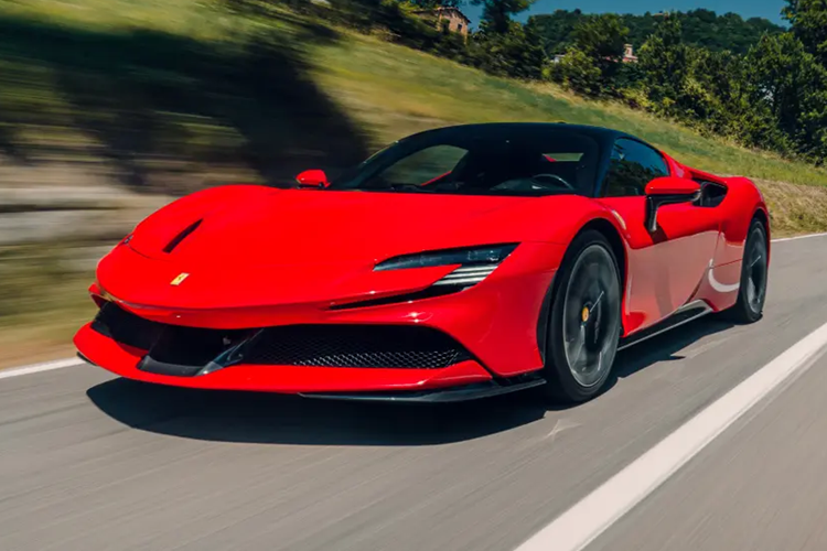 SF90 Stradale chính là siêu xe plug-in hybrid đầu tiên trong lịch sử của hãng Ferrari cũng là chú ngựa chồm mạnh nhất hiện nay. Ferrari SF90 Stradale có thể tăng tốc từ vị trí xuất phát lên 100 km/h trong thời gian 2,5 giây trước khi đạt vận tốc tối đa 340 km/h.