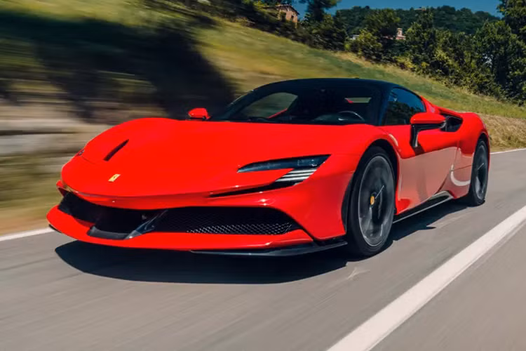 SF90 Stradale chính là siêu xe plug-in hybrid đầu tiên trong lịch sử của hãng Ferrari cũng là chú ngựa chồm mạnh nhất hiện nay. Ferrari SF90 Stradale có thể tăng tốc từ vị trí xuất phát lên 100 km/h trong thời gian 2,5 giây trước khi đạt vận tốc tối đa 340 km/h.