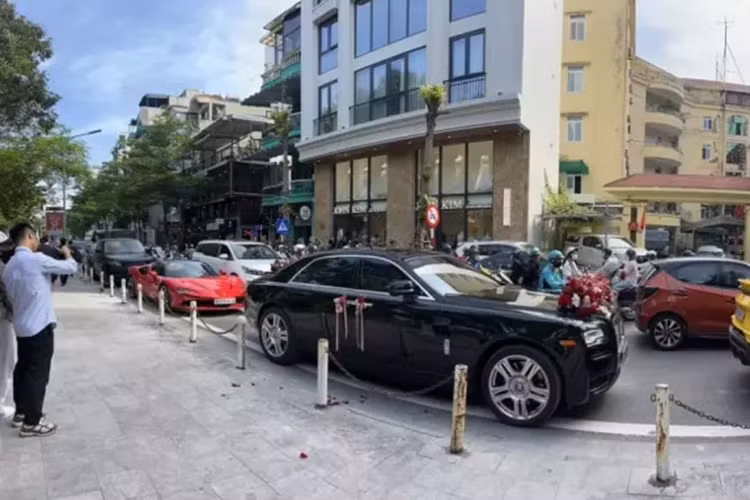 Nội bật nhất trong đoàn chính là Ferrari SF90 Stradale rước dâu, 1 trong số rất ít các siêu xe góp mặt tại thị trường Việt Nam. Theo tìm hiểu, chiếc siêu xe Ferrari SF90 Stradale xuất hiện trong đoàn xe đưa dâu này chỉ mới ra Hà Nội gần 1 tháng.