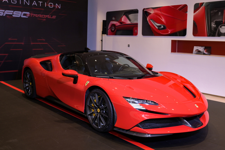 Ferrari SF90 Stradale được trang bị động cơ xăng V8, tăng áp, dung tích 4.0 lít, sản sinh công suất tối đa 769 mã lực và mô-men xoắn cực đại 800 Nm.